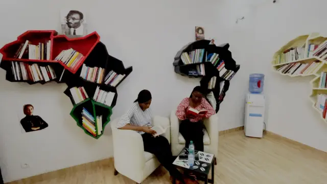 Deux jeunes femmes parcourant des ouvrages