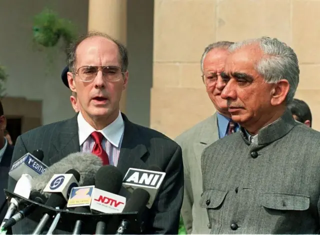 వాజ్‌పేయి, ఇరాక్, అమెరికా, పాకిస్తాన్, చైనా