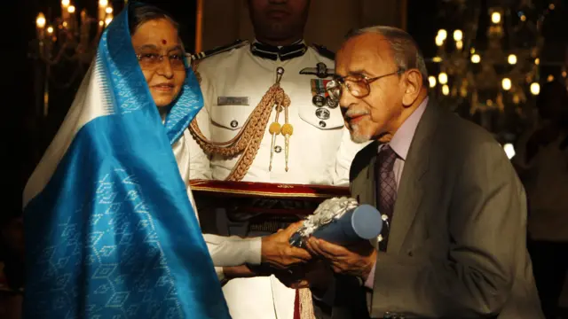 पद्मविभूषण पुरस्कार स्वीकारताना इब्राहिम अल्काझी