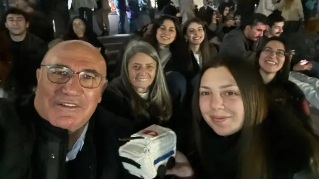Mahmut Tanal, öğrenciler ile birlikte