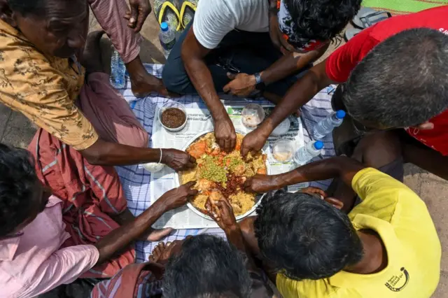 රාමසාන් සමයේ නිරාහාරව සිටීමෙන් ඔබට සෑම දිනක ම ඔබේ ශක්ති සැපයුම නැවත පිරවීමට ඉඩ සලසයි, එවිට ඔබේ ශරීරයේ මාංශ පේශි පටක දහනය නොකරනු ඇත.