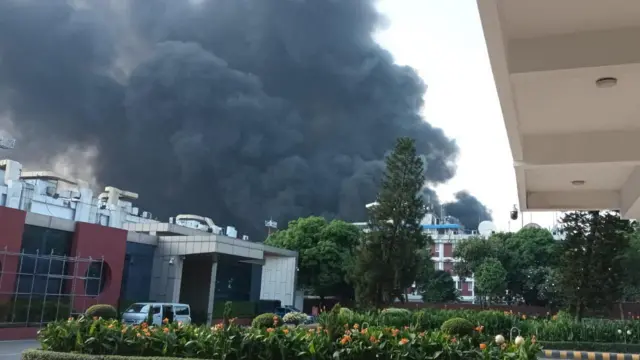 দূর থেকে কালো ধোঁয়ার কুণ্ডুলী দেখা যাচ্ছে