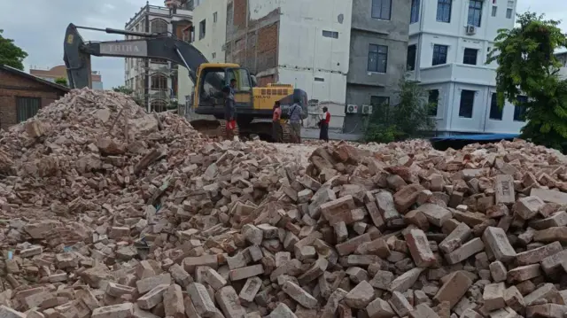 မန္တလေးက ဗလီ ၃၃ လုံးကတော့ လုံးဝဖြိုချထားရပြီး ပြန်ဆောက်ခွင့် စောင့်ဆိုင်းနေရပါတယ်