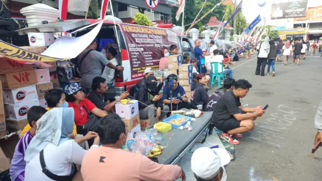 Sekelompok orang sedang berkumpul di posko.