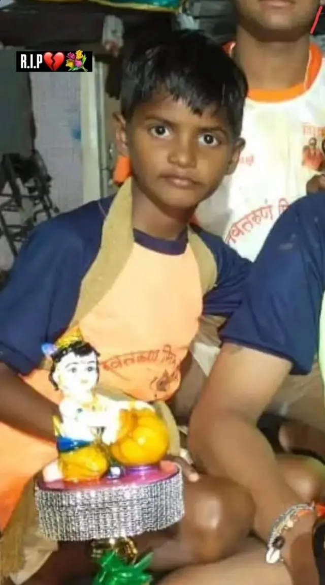 दहीहंडी सरावादरम्यान 11 वर्षीय महेश जाधव याचा मृत्यू झाला.