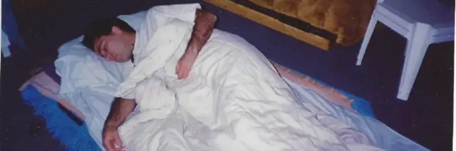 پژمان مانند بسیاری دیگر از مهاجران در روزهای نخست با دشواری‌هایی روبه‌رو بود