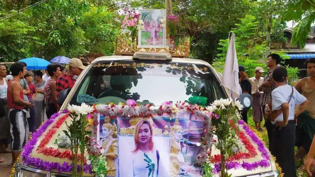 ဖျာပုံမြို့နယ်၊ အမှတ် ၁၅ ရပ်ကွက် အုပ်ချုပ်ရေးမှူးရုံးက ဝန်ထမ်း မနှင်းဝေခိုင်