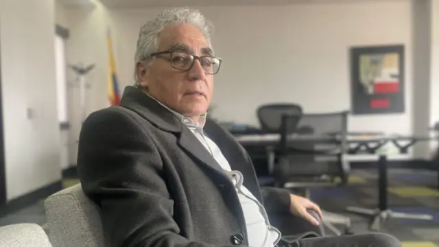 Augusto Rodríguez sentadoalfcasinoseu escritório