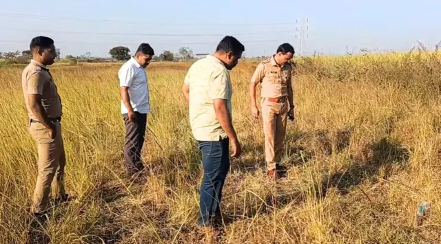 घटनास्थळी पाहणी करताना पोलीस