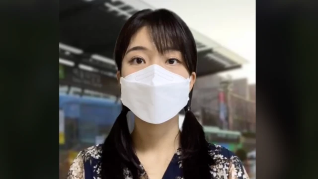 Perempuan dengan masker