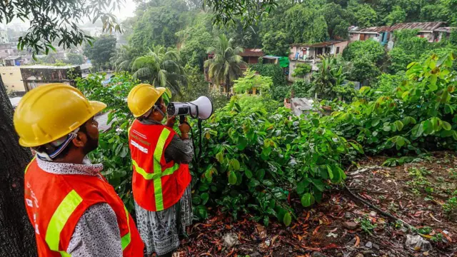 পাহাড়ধসের শঙ্কা থাকায় ঝুঁকিপূর্ণ এলাকায় থাকা বাসিন্দাদের সরে যাওয়ার নির্দেশনা দেওয়া হয়েছে