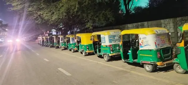 સોલા પોલીસ સ્ટેશન બહાર સ્ટીકર લગાવવા માટે રિક્ષાઓની લાઈન