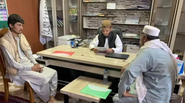 Ainudeen mengaku dulu bahagia saat bertempur, tapi sekarang dirinya juga gembira bekerja di balik meja.