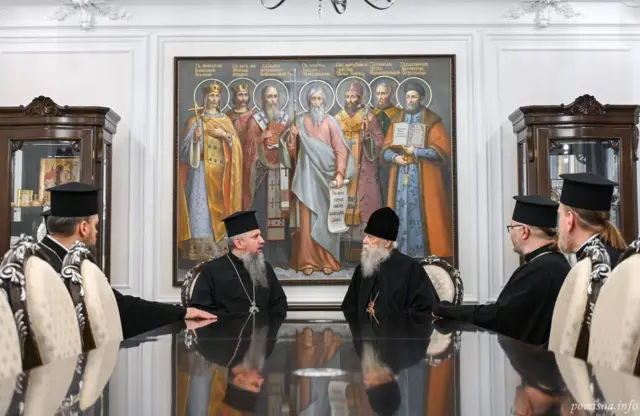 два священнослужителя за круглым столом