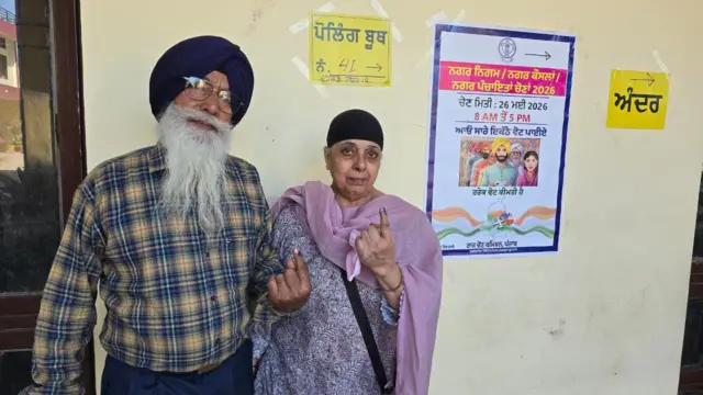 ਵੋਟਿੰਗ ਤੋਂ ਬਾਅਦ ਉਂਗਲੀਆਂ 'ਤੇ ਸਿਆਹੀ ਦਾ ਨਿਸ਼ਾਨ ਦਿਖਾਉਂਦਾ ਸਿੱਖ ਬਜ਼ੁਰਗ ਜੋੜਾ 