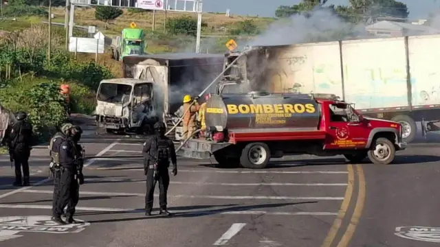 Bomberos combaten las llamas de un camión incendiado en Michoacán