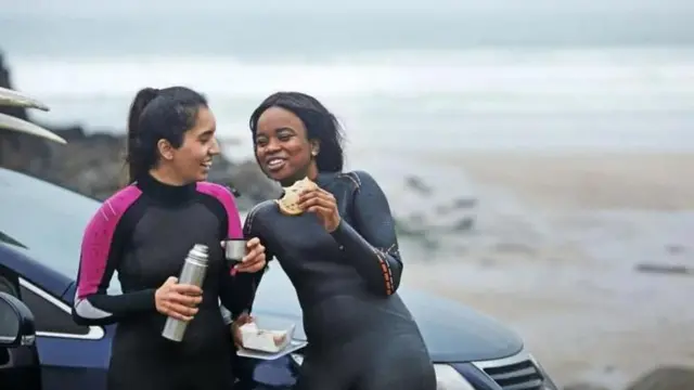 فتاتان تتسامران معاً