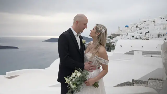 Los recién casados Tom y Kristina en Santorini