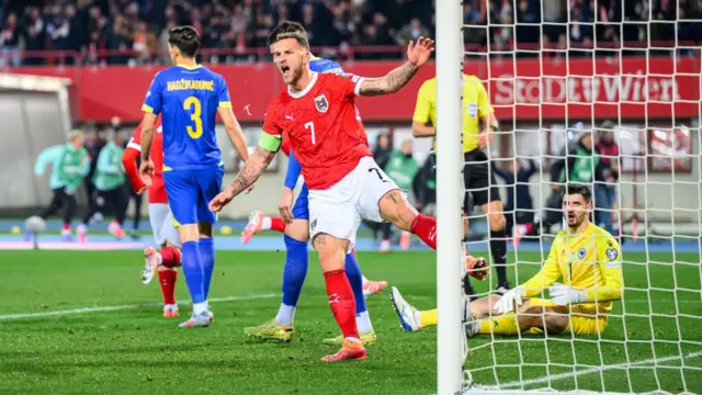Kapiten Austrije Marko Arnautović u kaznenom prostoru Bosne
