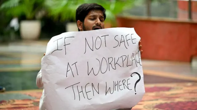 ၂၀၂၄ ခုနှစ်၊ ဩဂုတ် ၁၂ ရက် ကာလကတ္တားမြို့က ဆေးမှူးတစ်ဦးကို မုဒိန်းကျင့်သတ်ဖြတ်ခဲ့တဲ့ဖြစ်စဉ်အတွက် နယူးဒေလီမြို့၊ အစိုးရဆေးရုံတစ်ခုမှာ ပြုလုပ်တဲ့ ဆန္ဒပြပွဲမှာတွေ့ရတဲ့ ဆရာဝန်တစ်ဦး 