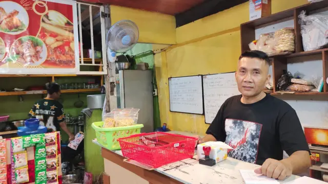 Suroto, pemilik warung makan di Kota Jayapura, Papua. 