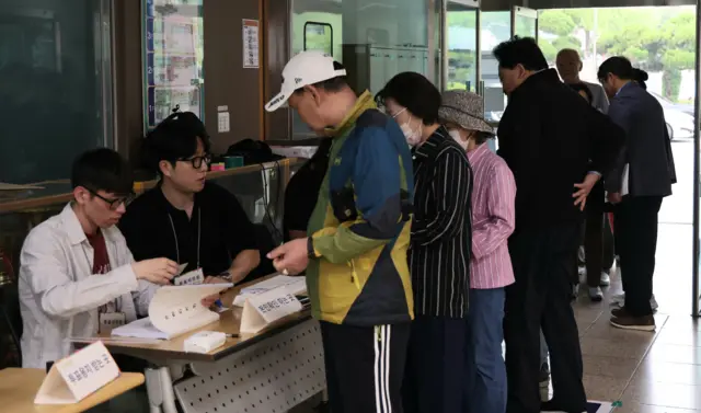 전북 전주시 남중학교에 마련된 평화1동 제2투표소를 찾은 유권자들이 투표를 하고 있다. 
