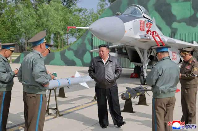 공군부대를 찾은 김정은 위원장