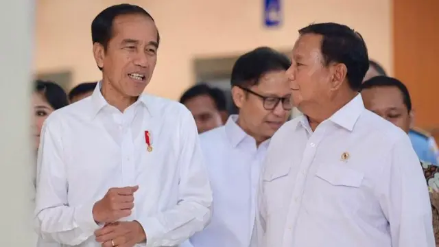 Presiden Indonesia Joko Widodo (kiri) berbincang dengan Menteri Pertahanan Prabowo Subianto (kanan) sebelum peresmian Rumah Sakit Pusat Pertahanan Negara (RSPPN) di Jakarta pada 19 Februari 2024.