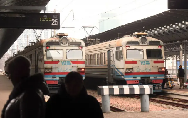 Електропоїзди сірого кольору з червоними полосками на Київському залізничному вокзалі. УЗ-3000, безкоштовні квитки, Укрзалізниця 