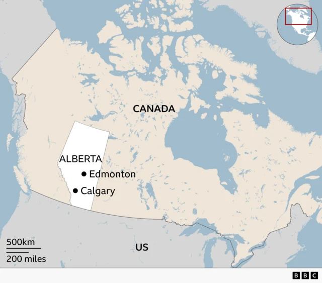 Map of Canada highlighting di province of Alberta in western Canada. Alberta dey shaded and dem don label am, wit two big cities wey dem mark: Edmonton wey dey central part of the province and Calgary wey dey further south. Di bigger map show Canada dey extend go east and United States dey for south. Coastlines, lakes and rivers dey appear for pale blue, and di land wey dey surrounding dey in light beige. One small map for di top right dey show di location wia e dey inside North America.
