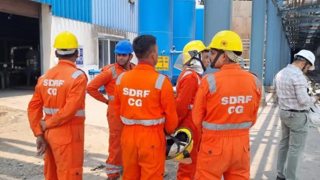 वेदांता लिमिटेड छत्तीसगढ़ थर्मल पावर प्लांट में खड़े एसडीआरएफ कर्मचारी 