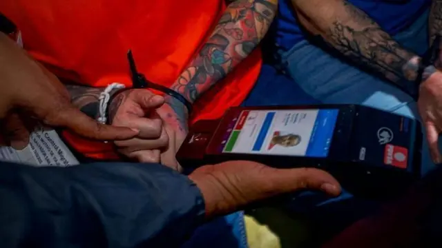 Imigrantes venezuelanos acusados pelos EUA de pertencerem à gangue criminosa Tren de Aragua em El Salvador