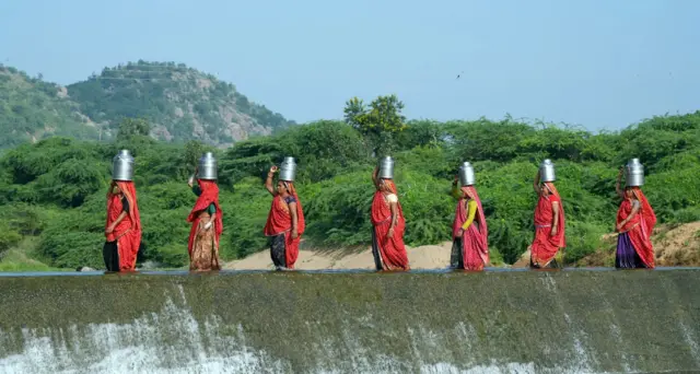 મંગળવારે આણંદમાં યોજાયેલી ચૂંટણીમાં અમૂલના નવા ચૅરમૅન અને વાઇસ ચૅરમૅન ચૂંટાયા પછી અશોકભાઈ ચૌધરી (જમણેથી બીજા) અને ગોરધનભાઈ ધામેલિયા (ડાબેથી બીજા) નજરે પડે છે.
આણંદ, અમૂલ, જીસીએમએમએફ, ફેડરેશન, દૂધીયું રાજકારણ, બનાસ ડેરી, સાબર ડેરી, રાજકોટ ડેરી, ગોપાલ ડેરી, સુમુલ ડેરી. 