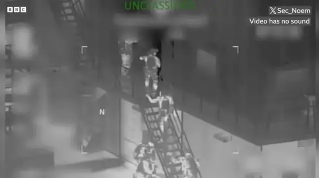 له ویډیويي کلیپه په دې اخیستل شوي تصویر کې امریکايي ځواکونه لیدل کېږي، چې بېړۍ ته ننوځي.