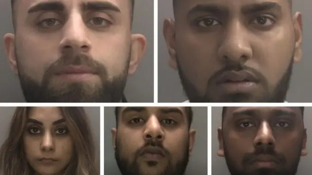 ኣብ ላዕሊ ረካን ካርዋንን (ጸጋም) ሬየስ ጀማልን፤ ኣብ ታሕቲ ኣሚር ጀማል፡ ሰንዓፍ ጉላሙስጣፋን ናታሻ ኣኽታርን ሃድን