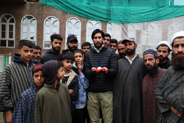 সর্বোচ্চ দাম দিয়ে ডিমটি সংগ্রহ করেছেন দানিশ হামিদ (মাঝে, ডিম হাতে নিয়ে)