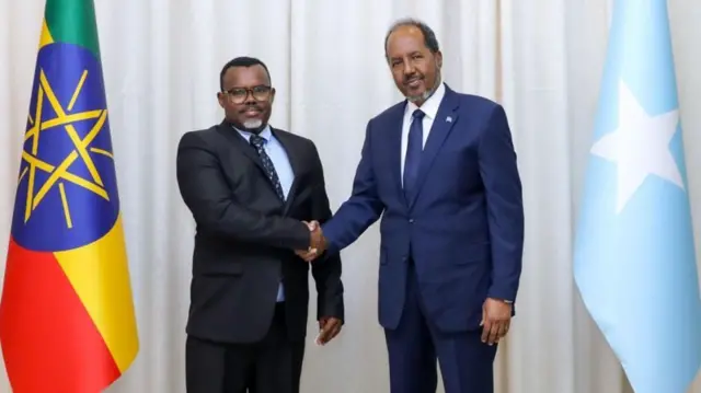 ኣምባሳደር ሙኽታር (ጸጋም) ኣብ ዝሓለፈ ዓመት ንፕረዚደንት ሶማልያ ሓሰን ሸኽ መሓመድ ናይ ሹመት ደብዳቤኡ ኣብ ዘቕረበሉ እዋን