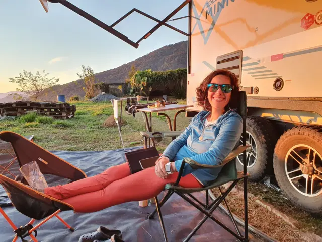 Letícia descansando ao lado do trailer antigo, que tinha mais espaço interno