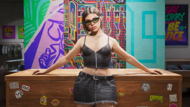 一張來自《GTA 6》的遊戲內截圖，畫面中一名女子位於店內，身穿黑色短上衣及短裙，雙臂放在她身後的桌面上，背景色彩繽紛。她戴著黑色太陽眼鏡，並留著棕色短髮。
