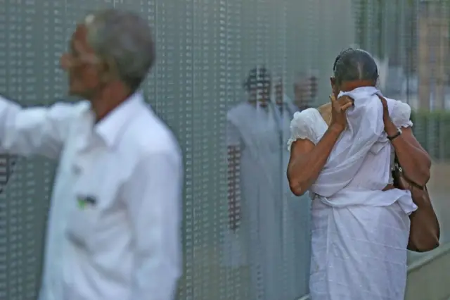 கணவனை இழந்த பெண்கள் 