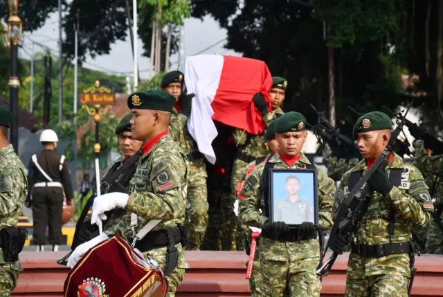 Sejumlah prajurit TNI AD mengusung peti jenazah Kopda (Anumerta) Dwi Bekti Probo Siniwoko yang meninggal saat kontak senjata dengan KKB untuk dimakamkan di Taman Makam Pahlawan Kota Madiun, Jawa Timur, Senin (27/11).