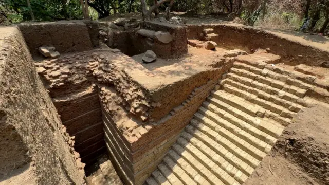 टेकडीच्या उतारावर घडवला गेलेला हा पाणवठा.