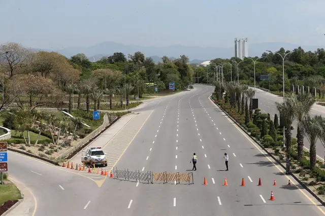 نور خان ایئر پورٹ سے ریڈ زون کی جانب جانے والی تمام اہم شاہراہوں کو سخت سکیورٹی کے حصار میں لے لیا گیا ہے 