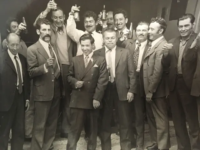 결혼식 날, 한국전쟁 참전용사 몇몇과 함께한 카를로스 아르투로. 그의 오른쪽에는 양아버지 아우렐리아노 가욘이 서 있다.