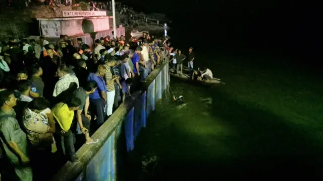 বাসডুবির ঘটনায় দিন গড়িয়ে রাত হলেও স্বজনদের অপেক্ষা থামছে না।