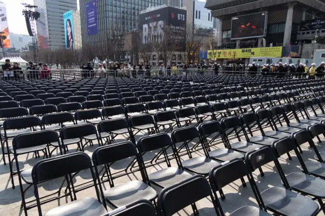 21일 방탄소년단(BTS)의 컴백 공연이 열리는 서울 종로구 광화문 광장에 마련된 관객석