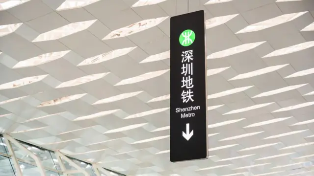 2019年10月7日,中国广东深圳宝安国际机场内的深圳地铁指示牌。
