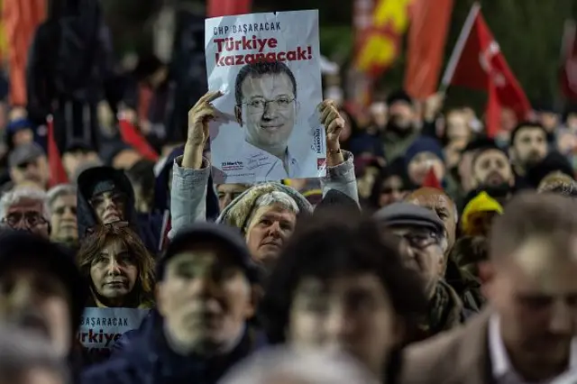 İmamoğlu posterini tutan bir el kalabalık arasından yükselmiş.