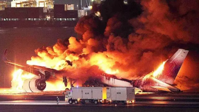 জাপানের টোকিওতে হানেদা বিমানবন্দরের রানওয়েতে দুটি বিমানের সংঘর্ষে আগুন ধরে যায়।