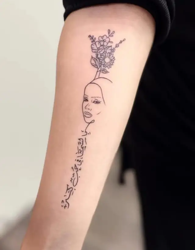 وشم لوجه وعبارة "في السما في حب كتير" طلبت امرأة من دينا أن تخطها على ذراعها تخليدا لذكرى والدتها 